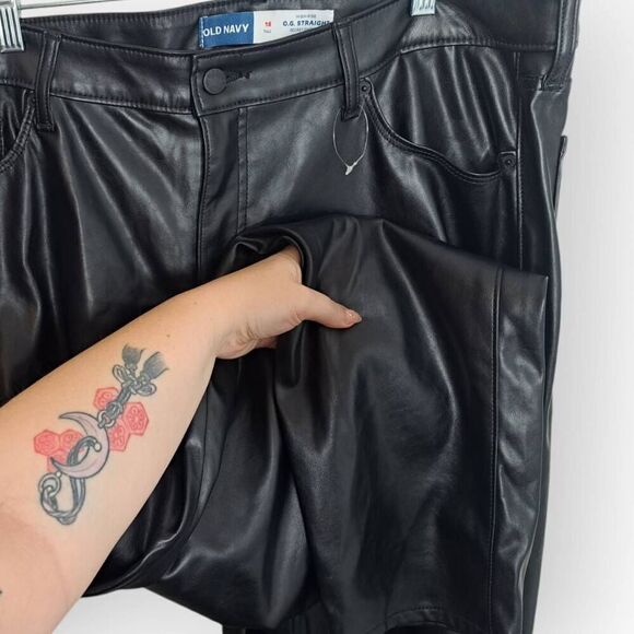 Old Navy Women's Plus Size OG High Rise Straight Vegan Leather size 18 Tall NWOT - Picture 3 of 7